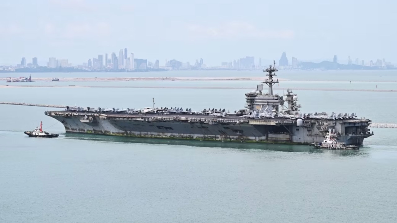 Sorunlu USS Abraham Lincoln uçak gemisi Tayland'a demirledi