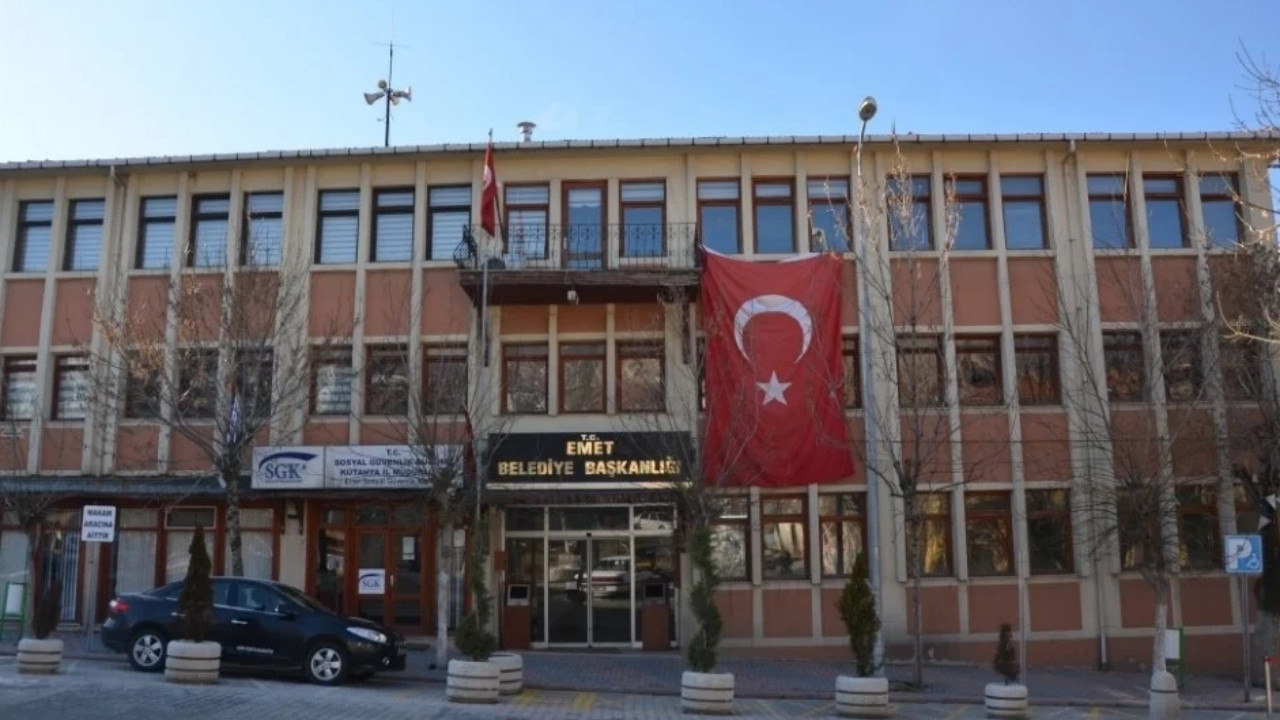 Emet Belediyesi’nin ‘sözümüzü tuttuk’ açıklamasına tepki: Alacaklarımız hâlâ içeride