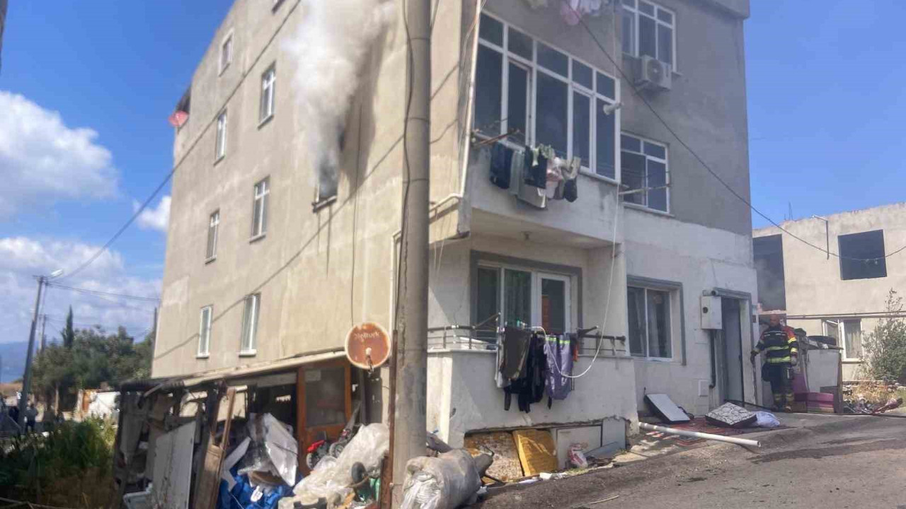Bandırma’da apartman yangını söndürüldü