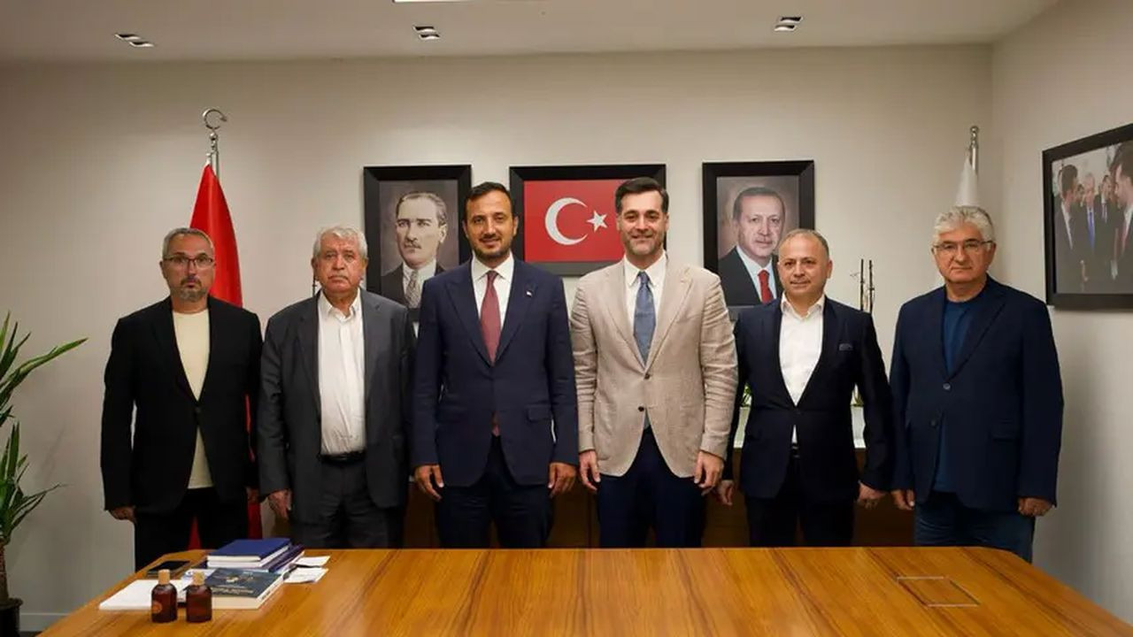 Üsküdar’da 4 CHP’li meclis üyesi AK Parti’ye katıldı