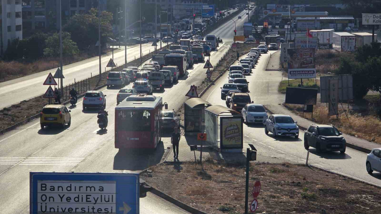 Bandırma’da trafik yoğunluğu sürücüleri zorluyor