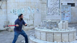 İsrailli Milletvekili Zvi Sukkot, Batı Şeria'da Filistin Anıtını Balyozla Yıktı