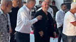 Cem Yılmaz bastonla ortaya çıktı: Günler sonra ilk fotoğraf