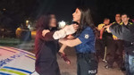 Ters yöne girdi, polise saldırdı! Gazetecilere tükürdü