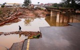 Güney Afrika'nın doğusundaki şiddetli yağışlar su baskınlarına yol açtı