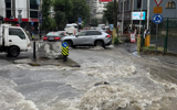 İstanbul'da caddeler göle döndü! Beklenen yağış felç etti