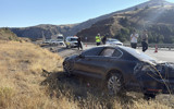 Sivas'ta devrilen otomobildeki 5 kişi hastaneye kaldırıldı