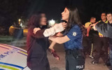 Ters yöne girdi, polise saldırdı! Gazetecilere tükürdü