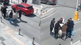 Deprem sırasında hastayı böyle taşıdılar!