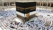 Kura ile belirlediği 5 kişiyi umreye gönderiyor