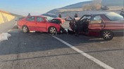 Afyonkarahisar'da korkutan kaza! Otomobiller kafa kafaya çarpıştı: 3 kişi yaralandı