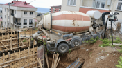 Trabzon'da yokuştan kayan beton mikseri inşaat ile yol arasında asılı kaldı