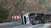 Sebze yüklü tır devrildi: Sürücü tırda sıkıştı...