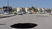Afyonkarahisar’da bir asfaltta 3 metre derinliğinde çukur oluştu
