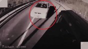 Otomobille belediye otobüsünün kafa kafaya çarpıştı: O anlar kamerada!