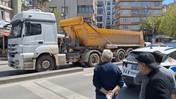 Hafriyat kamyonu yayalara çarptı: Ayağı kamyonun altında kaldı