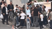 Diyarbakır'da iki aile tekme yumrukla birbirine girdi!