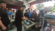 Düzce'de bir restoranda açılışa özel tavuk döner ve ayran 1 TL'den satıldı! İzdiham oluştu