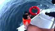 Denize sürüklenen 6 yaşındaki çocuk böyle kurtarıldı! O anlar kamerada...