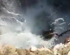 Lice'de depremden sonra oluşan obruk dereyi yuttu