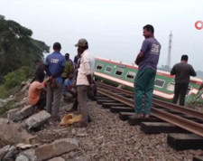 Bangladeş'te yolcu treni raydan çıktı! Ölü ve yaralılar var