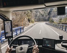 Volvo Trucks yol güvenliğini artırmak için geliştirdiği Volvo Dinamik Direksiyon Sistemini güncelledi