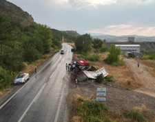 Bursa'da devrilen tırın sürücüsü yaralandı