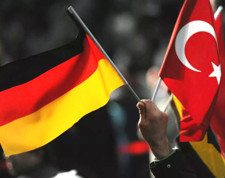 Almanya'da Perinçek'in bildirgesi tartışılıyor: Türkler Atlantik partilerini bırakıp AfD ve BSW'ye katılmalı