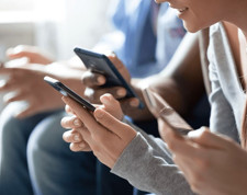 O ülkede dikkat çeken karar! Günlük telefon kullanımını 2 saatle sınırlanacak