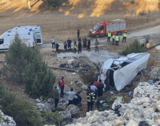 Erdemli'de tarım işçilerini taşıyan minibüs devrildi: Çok sayıda ölü ve yaralı var!