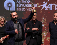 ‘Yerli Yurtsuz’ Altın Portakal’dan ödülle döndü