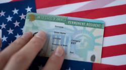 Trump, Amerikan kampüslerindeki katliamların ardından Yeşil Kart çekilişini askıya aldı