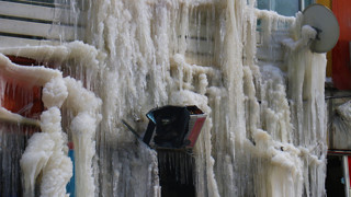 Malatya'da ağır hasarlı bina, soğuk havada buz dağına döndü