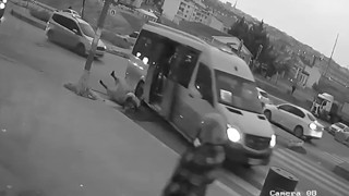 Görenlerin yüreği ağzına geldi; Kucağında çocukla minibüsten düştü