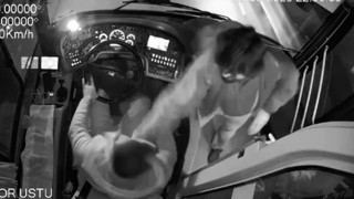 Otobüs şoförüne 'düğmeye bastım durmadın' yumruğu