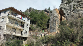 Devasa kaya depremde yarıldı, her artçıda korku nöbetleri geçiriyorlar