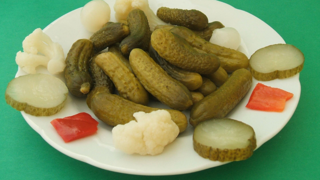 Salatalık turşusu nasıl yapılır? Salatalık turşusuna limon eklenir mi? Turşu severlerin tarifi...