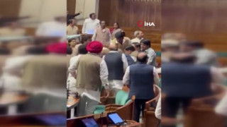 Hindistan'da parlamentoda protesto! Milletvekilleri tarafından tekme tokat dövüldü