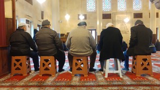 Oturarak namaz kılınabilir mi? Caiz midir?
