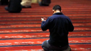 Bir erkek kısa kollu gömlekle namaz kılabilir mi?