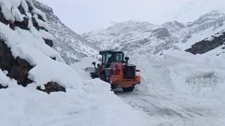 Köy yoluna çığ düştü, hayat durdu
