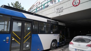 Ankara'da belediye otobüsü köprüye sıkıştı