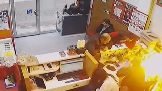 Telefon bataryası bir anda alev aldı! İşte o anlar
