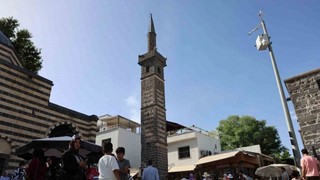 Minare etrafından 7 kez geçip dilek tutuyorlar: Diyarbakır'da bulunuyor