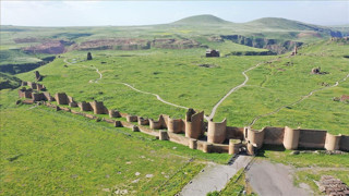 Bin yılı aşan süresiyle surlar ihtişamını koruyor: Kars'ta bulunuyor