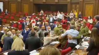 Darbe polemiği meclisi de gerdi! Yumruklar havada uçuştu