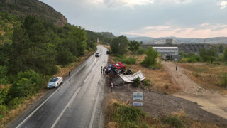 Bursa'da devrilen tırın sürücüsü yaralandı