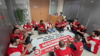 Maaşlarını alamayan işçiler belediye başkanının kapısına dayandı