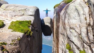 Norveç'in en tehlikeli kayası Kjeragbolten! Terlikle çıkan bir gezginin notlarından