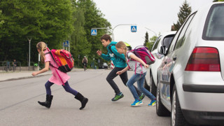 Okul önlerinde trafik kaosu kazalara davetiye çıkarıyor